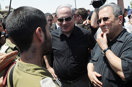שר הביטחון אהוד ברק (מימין) וראש הממשלה בנימין נתניהו בסיור בכרם שלום בתחילת החודש, צילום: חיים הורנשטיין