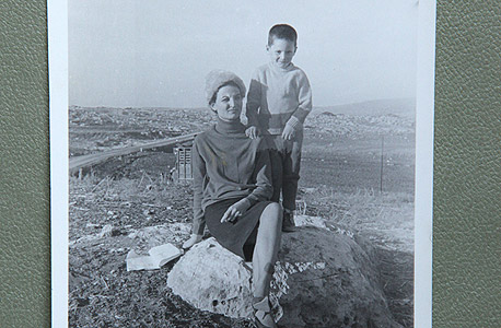 1967 בשאר אל-מסרי, בן חמש, עם אמו פטימה בשדה פתוח בשכם