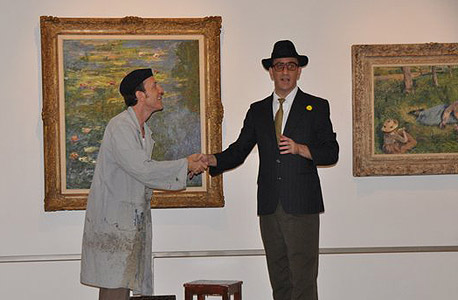 שחקני "מכחול אמן ואיש סקרן" על רקע תמונה של קלוד מונה