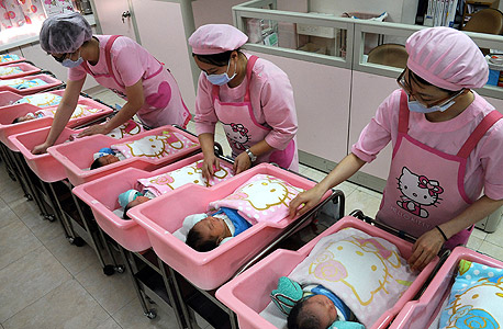 אחיות מטפלות בבנות בתינוקיית בית חולים במרכז טייוואן. "מעודדים את הבנות לרצות מוצרים ורודים"