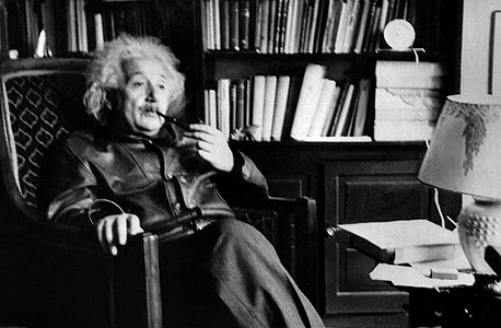 אלברט איינשטיין בביתו בפרינסטון  ב־1938. עד לפני  כמה חודשים התגורר מסקין באותו הבית ומדי ליל כל הקדושים נהג להתחפש  למדען הדגול