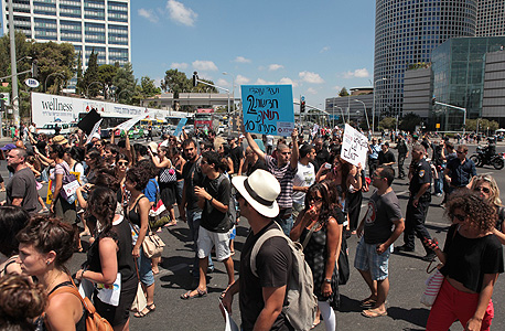 עובדי ערוץ 10 מפגינים, באוגוסט, צילום: גיא קרן 