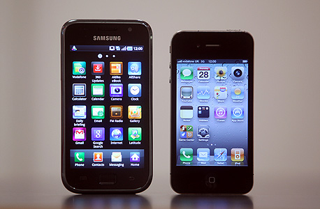 האייפון 4S ולשמאלו גלקסי S2. היריבות בין אפל וסמסונג תימשך גם בבית הדין