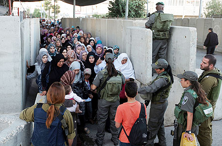 נשים פלסטיניות מהגדה המערבית נכנסות לישראל, החודש, צילום: אי פי אי