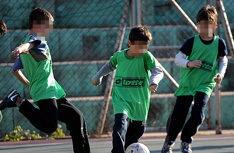 ילדים מתאמנים בכדורגל. צריך להתחיל מוקדם אבל לא בצורה אינטנסיבית, צילום: יובל חן