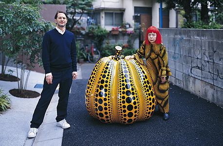 קוסמה ומארק ג'ייקובס בטוקיו ליד פסל דלעת שיצרה (2006)