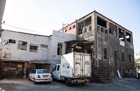 הבניין ליד תחנת הדלק סונול ברחוב הרצל 138 תל אביב , צילום: תומי הרפז