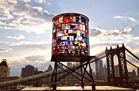הקליידוסקופ של טום פרואין. אלף חתיכות צבעוניות של פלסטיק אקרילי, שנאספו ברחובות ניו יורק, צילום: Robert Banat