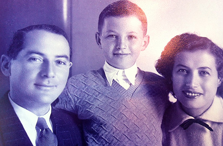 1956. ראובן אדלר, בן 13, עם הוריו לאה ומרדכי בביתם בקריית חיים ביום בר המצווה שלו