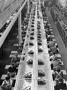 פועלים בפס ייצור בגרמניה, שנות החמישים. שעות העבודה נותרו גבוהות על חשבון שעות הפנאי