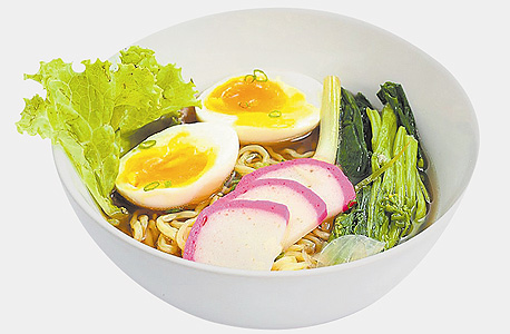 מרק ראמן. לאכול תוך חמש-עשר דקות מרק ראמן. לאכול תוך חמש-עשר דקות