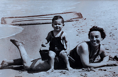 1936. יוסי לנגוצקי, בן שנתיים, עם אמו פרומה בחוף הים בחיפה, צילום רפרודוקציה: עמית שעל 