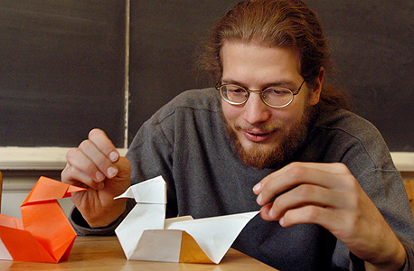אריק דמיין ואוריגמי. גילה שאפשר להרכיב באוריגמי כל מוצר 