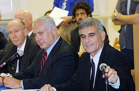 מימין: יוסי בכר, יו"ר הוועדה; שר האוצר לשעבר בנימין נתניהו ונגיד בנק ישראל לשעבר, פרופ