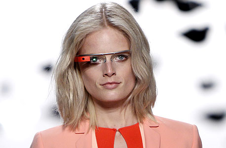 משקפי גוגל בהדגמה בתצוגת אופנה בניו יורק, באוקטובר השנה
