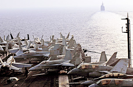 נושאת מטוסים במפרץ הפרסי, צילום: בלומברג