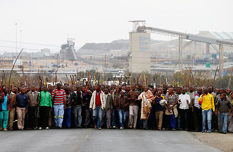 הפגנה במכרה מריקאנה בדרום אפריקה, בשבוע שעבר, צילום: רויטרס