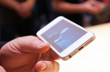 אייפון 5, עם שקע חיבור ה-Lightning החדש, צילום: Scott Schaen
