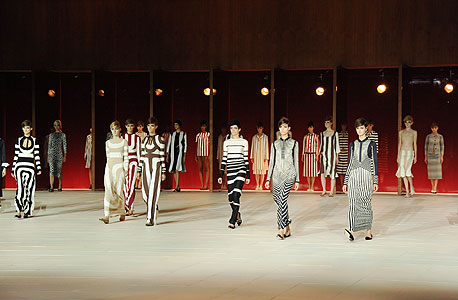 תצוגה של מארק ג'ייקובס בשבוע האופנה בניו יורק תצוגה של מארק ג'ייקובס בשבוע האופנה בניו יורק