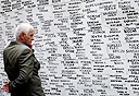 קיר הנעדרים בקוסובו (צילום: רויטרס), צילום: רויטרס