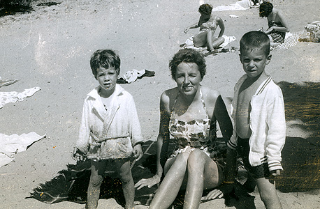 מימין: מייקל, ואן וננסי וולף, 1958. האם הכריזמטית, השנונה ומלאת הלהט, שהקסימה הן ילדים והן שיכורי מסיבות