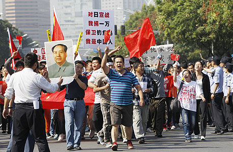 סינים מפגינים נגד יפן. המתיחות בין המדינות מחריפה