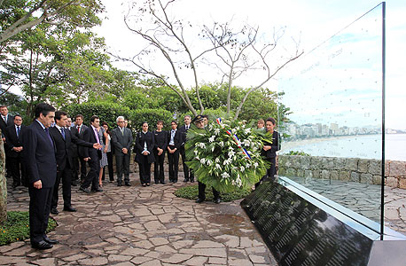 ראש ממשלת צרפת לשעבר פרנסואה פילון באנדרטה לזכר קורבנות האסון בריו