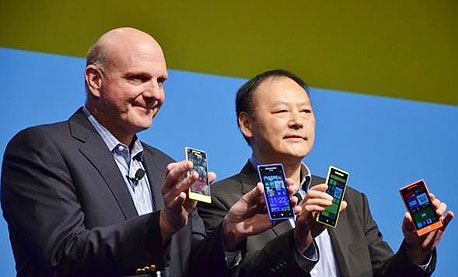 מנכ"לי HTC (מימין) ומיקרוסופט. אף אחד לא קרא לסטיבן אלופ, צילום: The Verge
