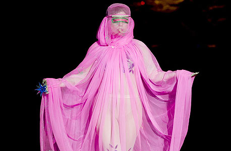 פיליפ טרייסי. ליידי גאגא פתחה את תצוגת איש הכובעים