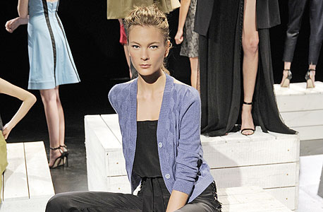 הולמס אנד יאנג. המראה הסולידי במותג של קייטי הולמס