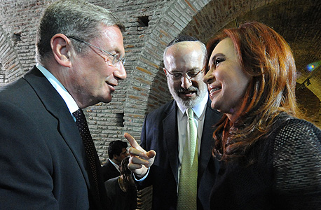 נשיאת ארגנטינה, כריסטינה פרננדס דה קירשנר, עם אדוארדו אלשטיין ונוחי דנקנר, במפגש עם אנשי עסקים בבואנוס איירס ביום חמישי