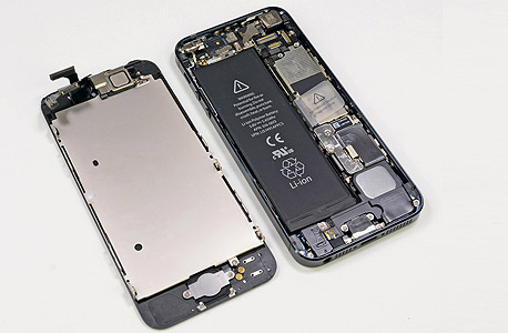 אייפון 5 מבפנים. המכשיר המוזל ישתמש בחומרים זולים ופשוטים יותר