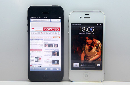 אייפון 5 (משמאל), לצד האייפון 4S אותו ירש. לראשונה, מסך גדול יותר באייפון, צילום: אוראל כהן