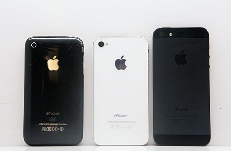 משפחת האייפון, תמונה חלקית. משמאל: אייפון 3GS, אייפון 4 ואייפון 5
