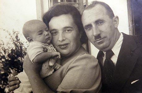 1939. אביגדור קפלן, בן ארבעה חודשים, עם הוריו ראובן וחיינה בביתם בזכרון יעקב 1939. אביגדור קפלן, בן ארבעה חודשים, עם הוריו ראובן וחיינה בביתם בזכרון יעקב