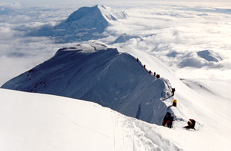 במסע לפסגת הר מקינלי שבאלסקה. 6,194 מעל פני הים, בקור שמגיע למינוס 60 מעלות