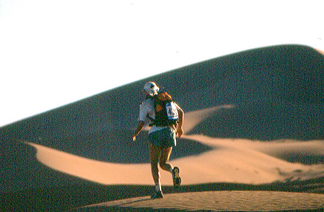 במרתון החולות במדבר סהרה.  250 ק"מ בשישה ימים ובחום של 55 מעלות בצל