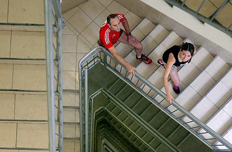 במעלה המדרגות במגדלי עזריאלי.  "הפעם הראשונה היא רק חימום, בואי נטפס שוב", צילום: עמית שעל