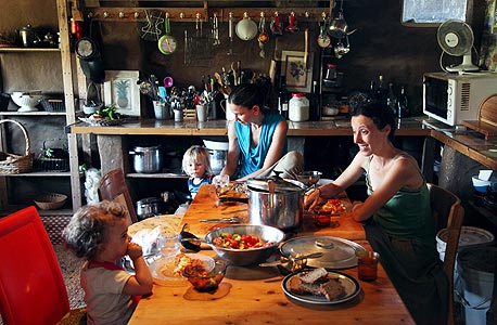 המטבח של יש מאין. כרמי (במרכז עם בנה טאו): "הפכתי את הבוץ השנוא של נהלל לברכה", צילום: אבישג שאר-ישוב