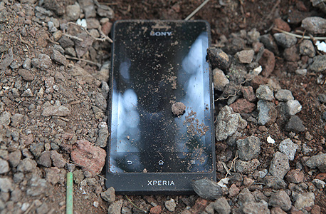 זהו איננו צמח, זהו סוני אקספריה גו באמבטיית אדמה מרעננת, צילום: אוראל כהן 