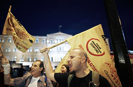 מפגינים ביוון לקראת ביקורה של מרקל