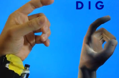 זיהוי מדויק של תנועות האצבע והיד, צילום מסך מתוך youtube.com