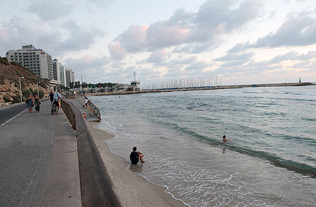רצועת החול האחרונה בחוף הילטון בתל אביב