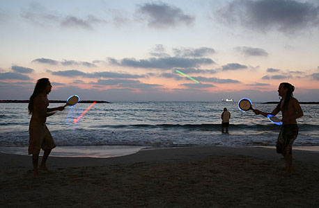 שחקנים בחוף גאולה בתל אביב