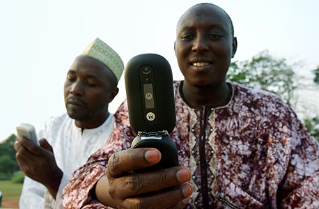 הצורך בתחנות מיתוג מוביל את סלילת תשתיות החשמל. משתמשי סלולר באפריקה