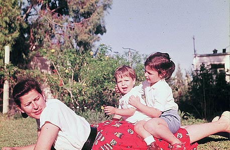 1958. חגית מסר־ירון, בת ארבע וחצי, עם אחיה יואב, בן שנה וחצי, ואמם בחצר ביתם ברמת השרון