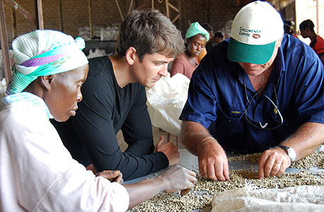 זמביה-דרום אפריקה: קפה. וודמן קנה בחווה מרוחקת 1.8 טונות קפה מקומי איכותי מורת 7,500 דולר, שלח אותם לדרום אפריקה ומכר את כל המלאי ברווח של 1,500 דולר