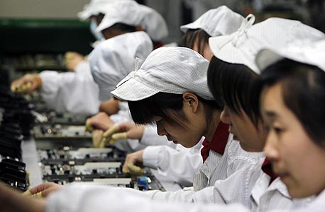 עובדי פס ייצור במפעל אלקטרוניקה סיני