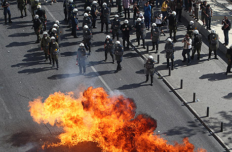 אתונה משותקת: עשרות אלפי מפגינים ברחובות, מפגין מת ככל הנראה מדום לב		
