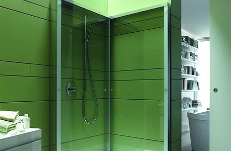 מקלחת אופן ספייס בעיצוב קבוצת EOOS למותג Duravit הנמכר בחזי בנק.  כשהמקלחת אינה בשימוש, הדלתות הופכות לראי